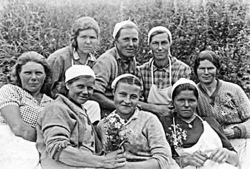 1944 г Полевая бригада на отдыхе Как ни тяжел труд полеводовженщин а в - фото 242