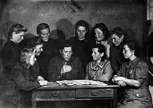1945 г Председатель колхоза СГ Киреев ведет совещание с бригадирами и - фото 244