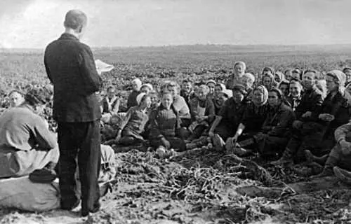 1946 г в поле Агроном ИА Обжерин перед бригадой слева сидит спиной к - фото 252