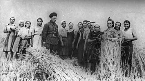 1947 г Председатель кза СГ Киреев в поле среди колхозниц Колхозных денег - фото 254