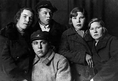 1936 г МП Князев сидит в центре снимка отслужил срочную службу во 2м - фото 256