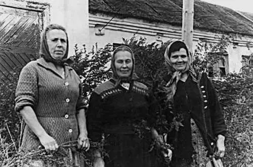 1950 г Доярки у нового коровника слева направо АП Князева ЕН Корнева - фото 262