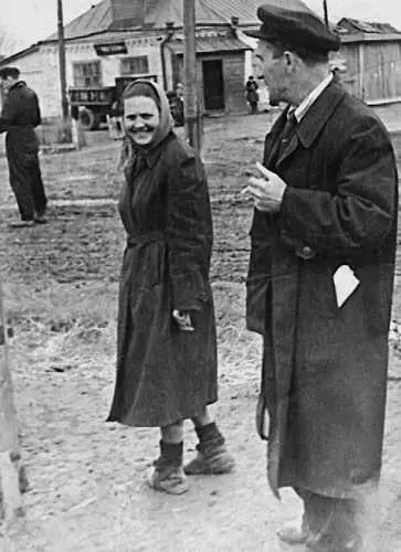 Апрель 1956 г Председатель колхоза ИИ Зайцев беседует с АС Сковородовой - фото 267