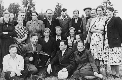1956 г Делегация членов колхоза им Молотова направленных на слетколхозников - фото 268