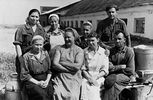 1958 г На новой молочнотоварной ферме колхоза им Молотова 1959 г - фото 270