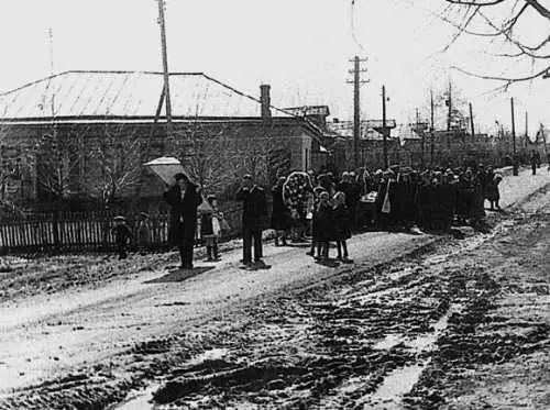 1962 г Мимо клуба проходит похоронная процессия хоронят бабушку Александру - фото 273