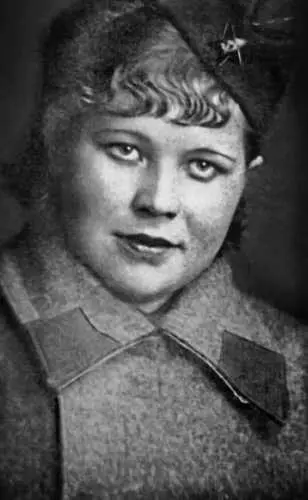 20летняя Елизавета Гусева в августе 1942 г после окончания курсов связистов - фото 276