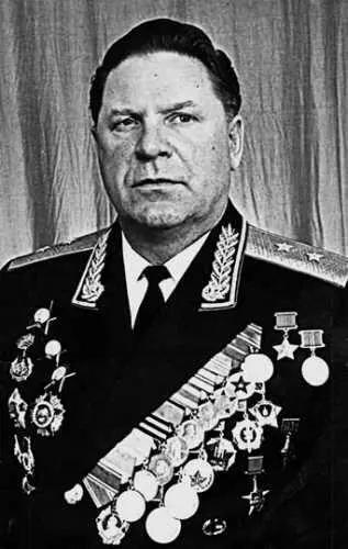 1975 г Генераллейтенант ГС Петровский Снимок сделан в День Победы и - фото 278