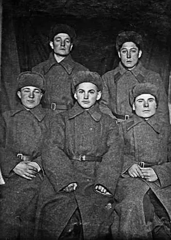 Зюзинские мальчики собрались перед отправкой на фронт в 1942 г Среди - фото 279
