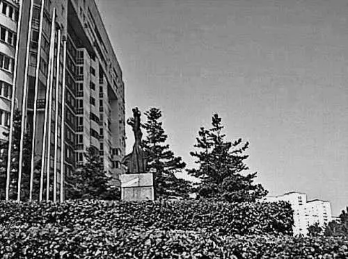 Памятник девушке из Каховки у кинотеатра Одесса Фото автора 2005 г - фото 299