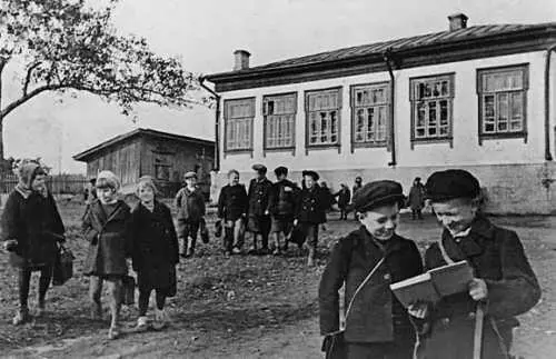 Старая школа села Зюзина деревянная на высоком каменном фундаменте Фото из - фото 301