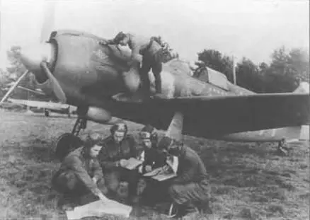 Летчики 254го ИАП обсуждают боевое задание возле Ла5ФН 1944 г Во время - фото 49