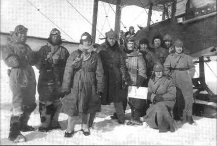 Перед вылетом 19й авиаотряд Прием донесения кошкой 1926 г Крупные - фото 58