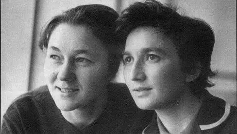 Летчицы ТВРуссиян слева и ГВРасторгуева в редакции газеты Известия - фото 74