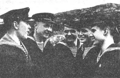 Моряки малого охотника МО121 после боя 30 июня 1941 года Слева направо БН - фото 78