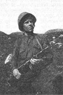 Боец позирует фотографу на фоне типичного северного ландшафта ставшего местом - фото 80