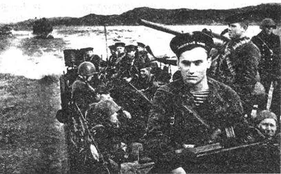 Десантники на палубе малого охотника Каждую сопку оборонял взвод или даже - фото 109