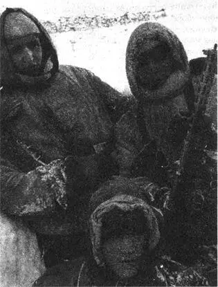 В ближнем бою егеря охотно пользовались советским стрелковым оружием Немцам - фото 129