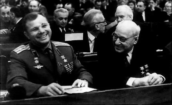На сессии Верховного Совета СССР 1967 г АНТуполев в кабине Ту 134 - фото 92