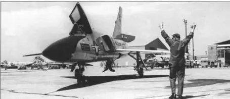 Техник самолета встречает вернувшийся из полета перехватчик Пуск с F106A - фото 76