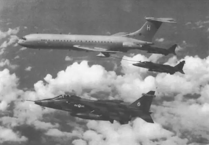 Самолетзаправщик VC10K выполнен по схеме с низкорасположенным крылом и - фото 171