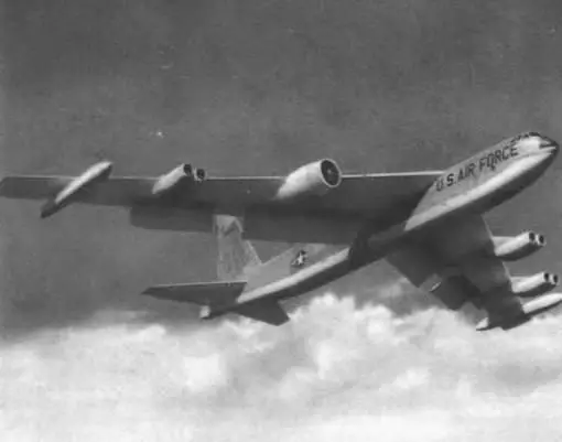 Первый полет опытного образца ХВ52 состоялся 15 апреля 1952 г Самолет имел - фото 414