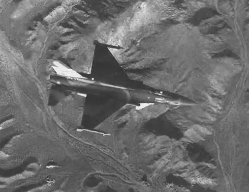 Впервые в боевых условиях самолет использовался 7 июня 1981 г в ходе налета - фото 448