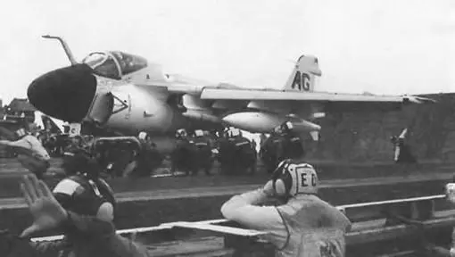С марта 1974 г все самолеты Интрудер принадлежащие ВМС и Морскому корпусу - фото 452