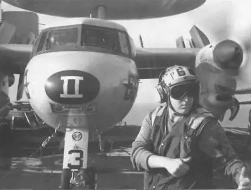 Начиная с 1988 г на 18 вновь построенных для ВМС США самолетах Е2С была - фото 458