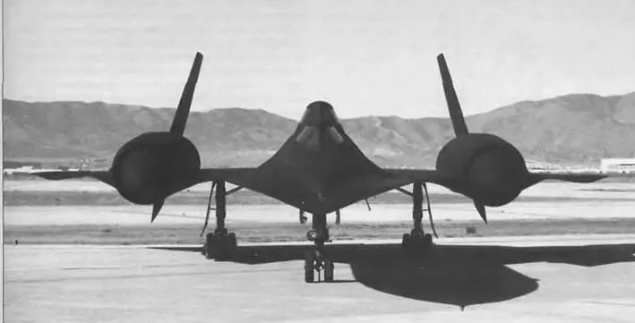 Самолет SR71A выполнен по схеме бесхвостка с крылом плавно сопрягающимся с - фото 506