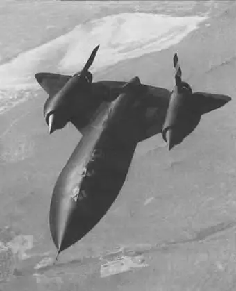 Самолет SR71A выполнен по схеме бесхвостка с крылом плавно сопрягающимся с - фото 507