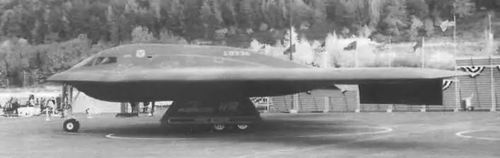 Шасси трехопорное Основные стойки с четырехколесными тележками установлены с - фото 550