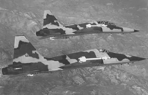 Двухместный тренировочный вариант F5F на базе F5E имел удлиненный фюзеляж но - фото 554
