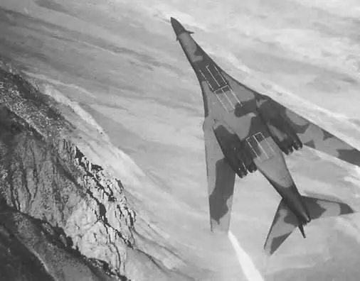 Самолет В1 В оснащен четырьмя двигателями F101GE102 со статической - фото 562