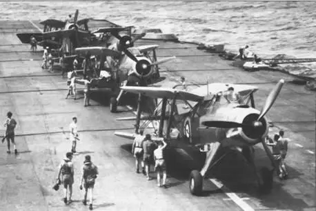 Альбакоры из 831й эскадрильи на палубе Индомитебла 1942 г На следующее - фото 99