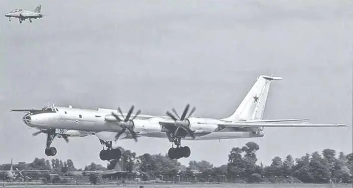Российский Ту142М приземляется на британской авиабазе Фейрфорд для участия в - фото 50