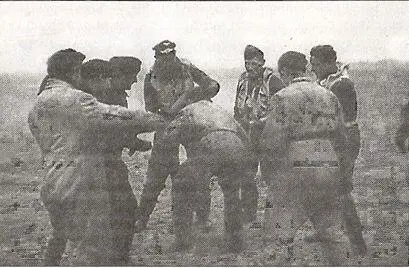 Начало 1941 года Летчики ПВО рейха развлекаются излюбленной солдатской игрой в - фото 11