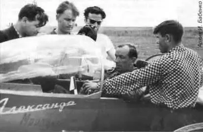 СН Анохин в кабине планера А13 Аэродром Чайка июнь 1958 г Революция в - фото 69