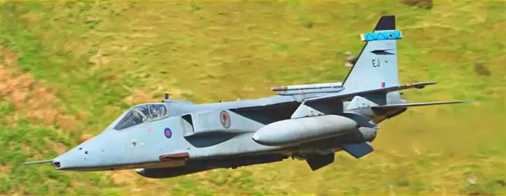 Jaguar GR3A из 6й АЭ Королевских ВВС Великобритании выполняет полет на малой - фото 58