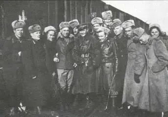 1945 г На Дальний Восток Г Урвачев в центре в куртке 22 июля 1973 г - фото 41