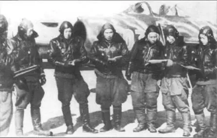 Группа китайских пилотов получает задание на боевой вылет Ил10 в китайском - фото 74