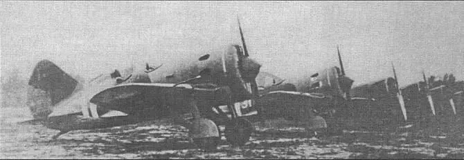 Линейка И16 в Китае на переднем плане УТИ4 7 июля 1937 г в районе Пекина на - фото 18