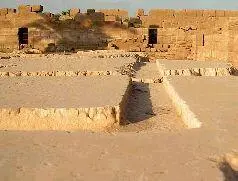 Рис 143 Прорези на жертвенном столе Другой любопытный элемент круглый - фото 144