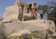 Рис 151 Пьедестал Лицо статуи тщательно сбито Ее явно старались разбить на - фото 152
