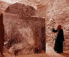 Рис 165 Саркофаг в Серапеуме Пока Хэнкок и Бьювелл снимали я спрыгнул в - фото 166