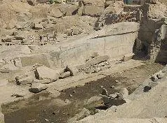 Рис 170 Стенка в Асуанских каменоломнях Внизу видны все те же следы - фото 171