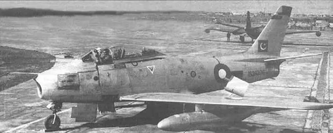 F86F из 19й эскадрильи ВВС Пакистана Авиабаза Саргодха лето 1965 г - фото 72