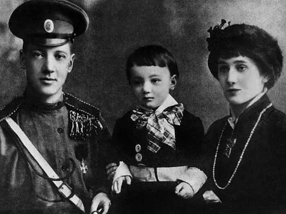 Николай Гумилев и Анна Ахматова с сыном Львом 1915 Лев Гумилев 1932 - фото 4