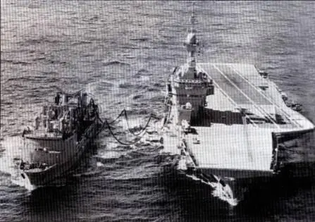 Авианосец Фош заправляется от танкера Водоизмещение авианосца 11485 т - фото 83