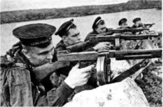 Морякисевероморцы вооруженные пистолетамипулеметами Томпсон 1943 год - фото 18
